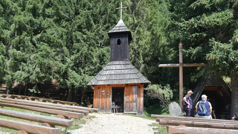 Dolina chochołowska trasa: Kaplica pw. św. Jana Chrzciciela na Polanie Chochołowskiej.