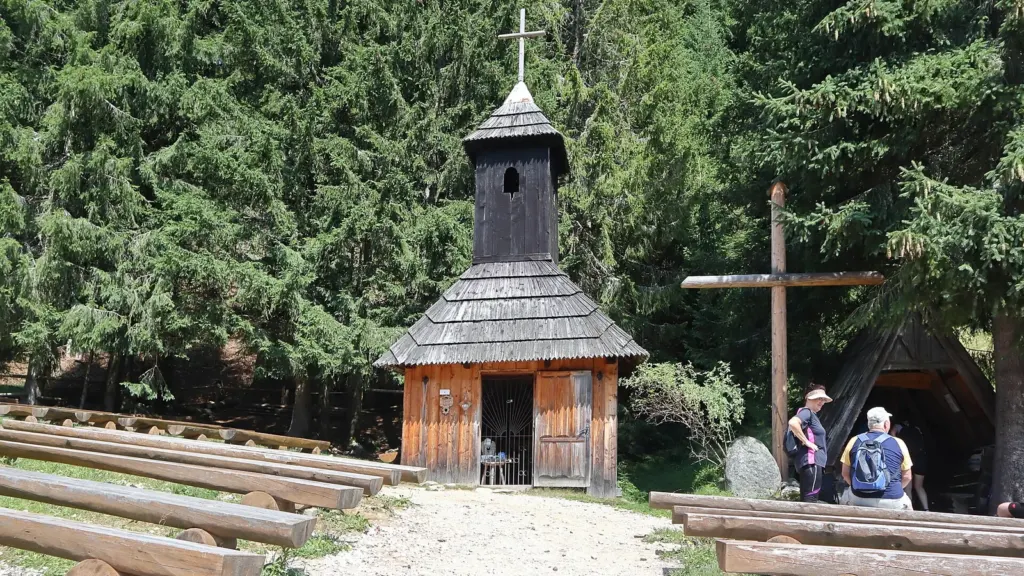Terma w zakopanem: Kaplica pw. św. Jana Chrzciciela na Polanie Chochołowskiej.
