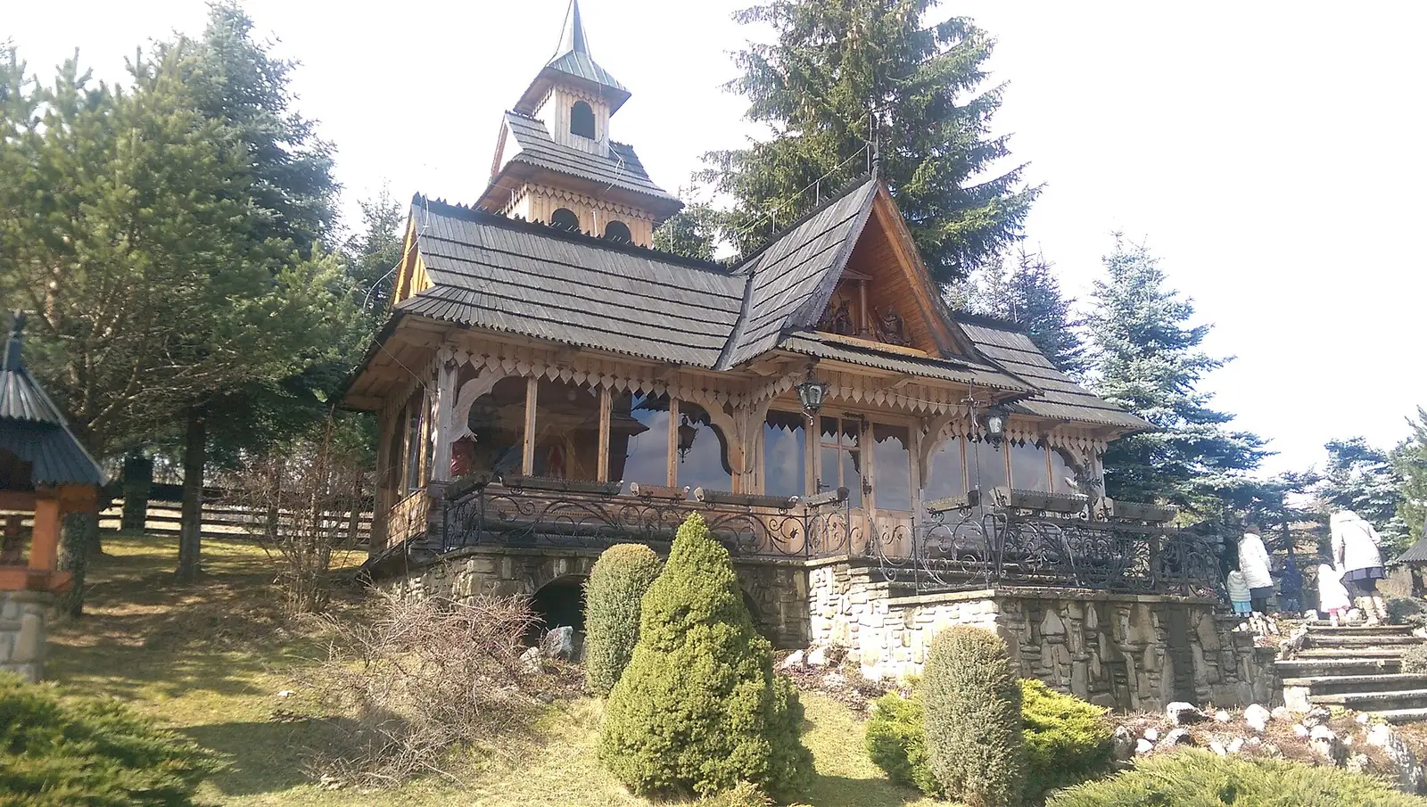 Drewniana kaplica przy kościele Matki Bożej Szkaplerznej w Witowie